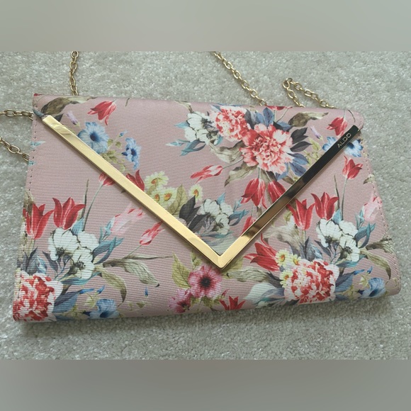 Beautiful set of flower sandals and purse - Picture 2 of 7